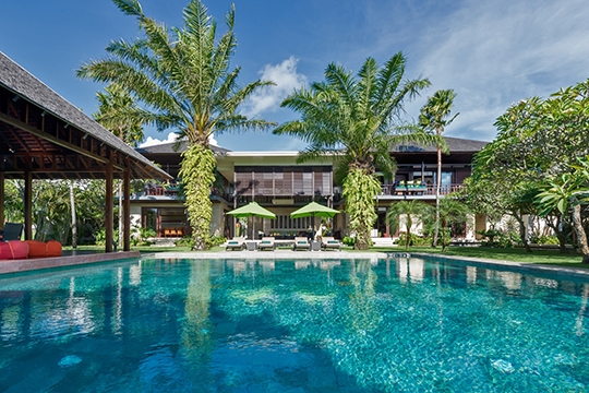 Nui - Pool and villa